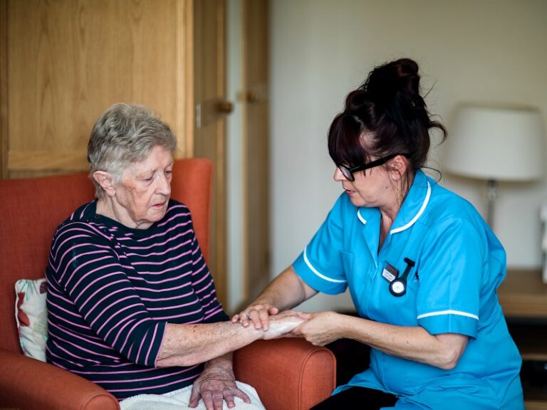 resident-hand-massage-EN-800